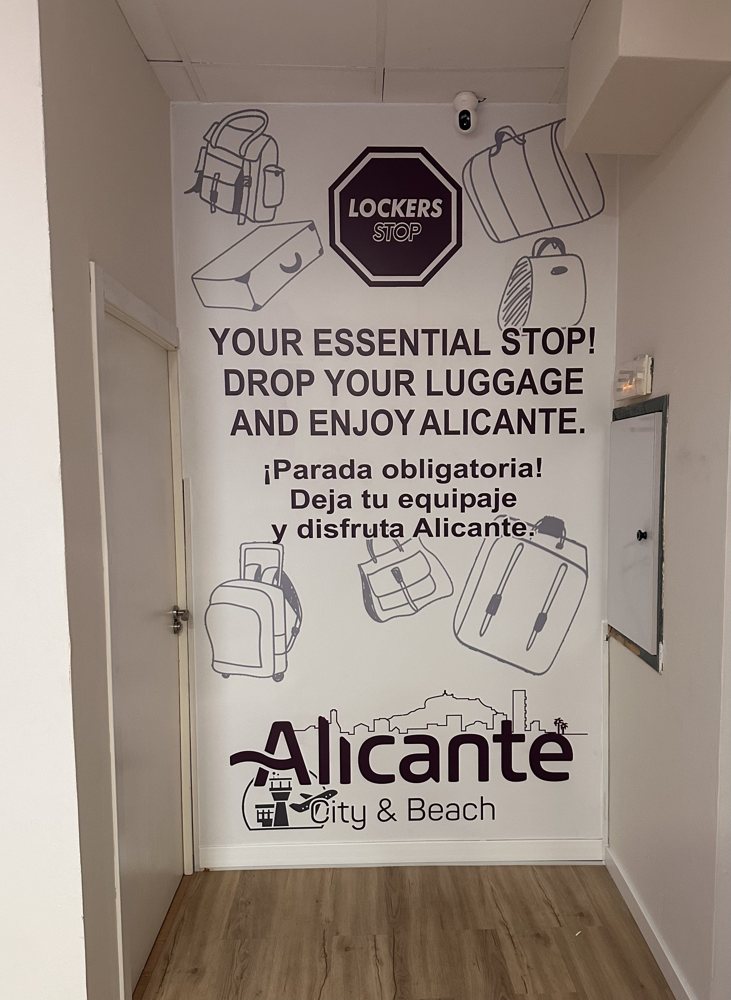 Mural Your essential stop en Lockers Stop Alicante