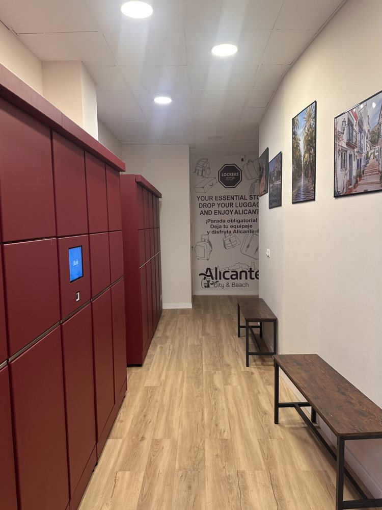 Interior de Lockers Stop con taquillas automáticas en Alicante