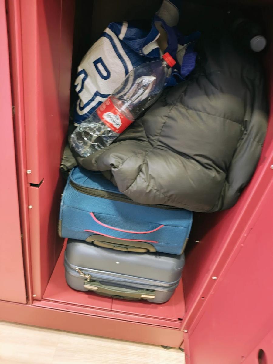 Maletas guardadas en una taquilla de Lockers Stop, consigna de equipaje en el centro de Alicante